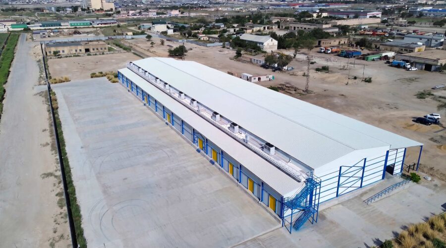 Холодильно-морозильный склад ICEBERG AQTAU в Актау, вид с воздуха · ICEBERG AQTAU cold storage warehouse in Aktau, aerial view · Ақтаудағы ICEBERG AQTAU тоңазытқыш-мұздатқыш қоймасы, әуеден көрініс