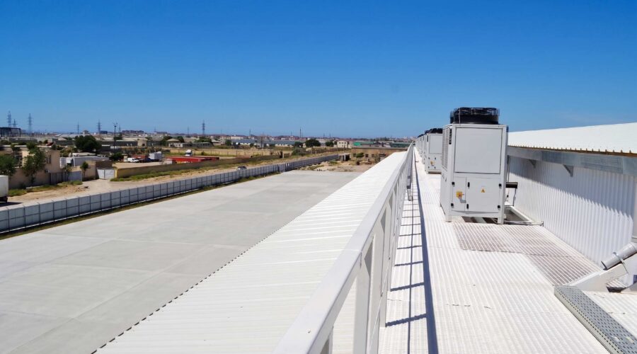 Вид вдоль рампы на холодильное оборудование · View along the ramp towards refrigeration equipment · Рампа бойымен тоңазытқыш жабдығына көрініс