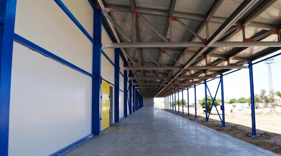 Крытая галерея вдоль погрузочных доков · Covered gallery along the loading docks · Тиеу доктары бойындағы жабық галерея