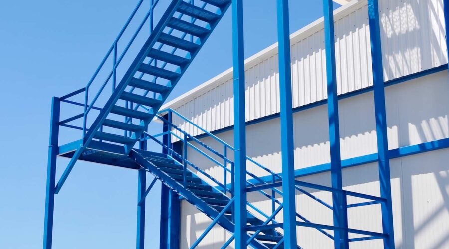 Наружная лестница и площадка обслуживания · Outdoor staircase and service platform · Сыртқы баспалдақ және қызмет көрсету алаңы