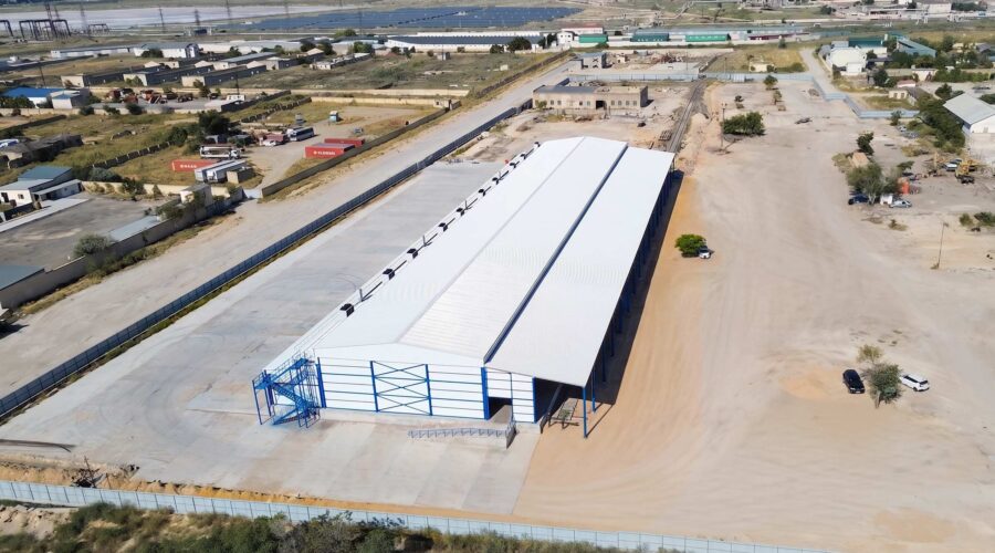 Территория комплекса ICEBERG AQTAU с открытой площадкой · ICEBERG AQTAU complex grounds with open yard · Ашық алаңы бар ICEBERG AQTAU кешенінің аумағы