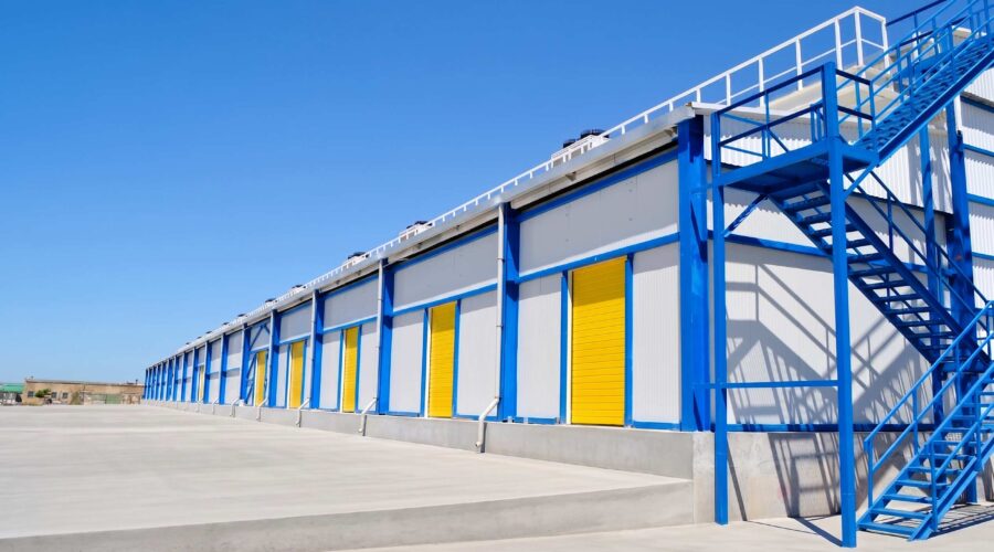 Погрузочная рампа склада с лестницей · Warehouse loading ramp with stairs · Баспалдағы бар қойманың тиеу рампасы
