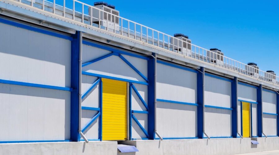 Ворота дока и холодильные агрегаты на кровле · Dock gate and roof-mounted refrigeration units · Док қақпасы және шатырдағы тоңазытқыш агрегаттары