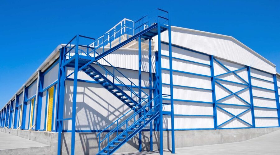 Металлический каркас здания и наружная лестница · Steel frame of the building and outdoor staircase · Ғимараттың металл қаңқасы және сыртқы баспалдақ